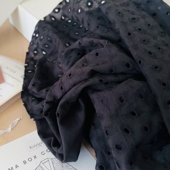 Cousez le kimono KOUMBEL en broderie anglaise noire 100% coton. Box complète avec tissu, patron du 34 au 56, accessoires et vidéo tutorielle.