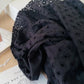 Cousez le kimono KOUMBEL en broderie anglaise noire 100% coton. Box complète avec tissu, patron du 34 au 56, accessoires et vidéo tutorielle.
