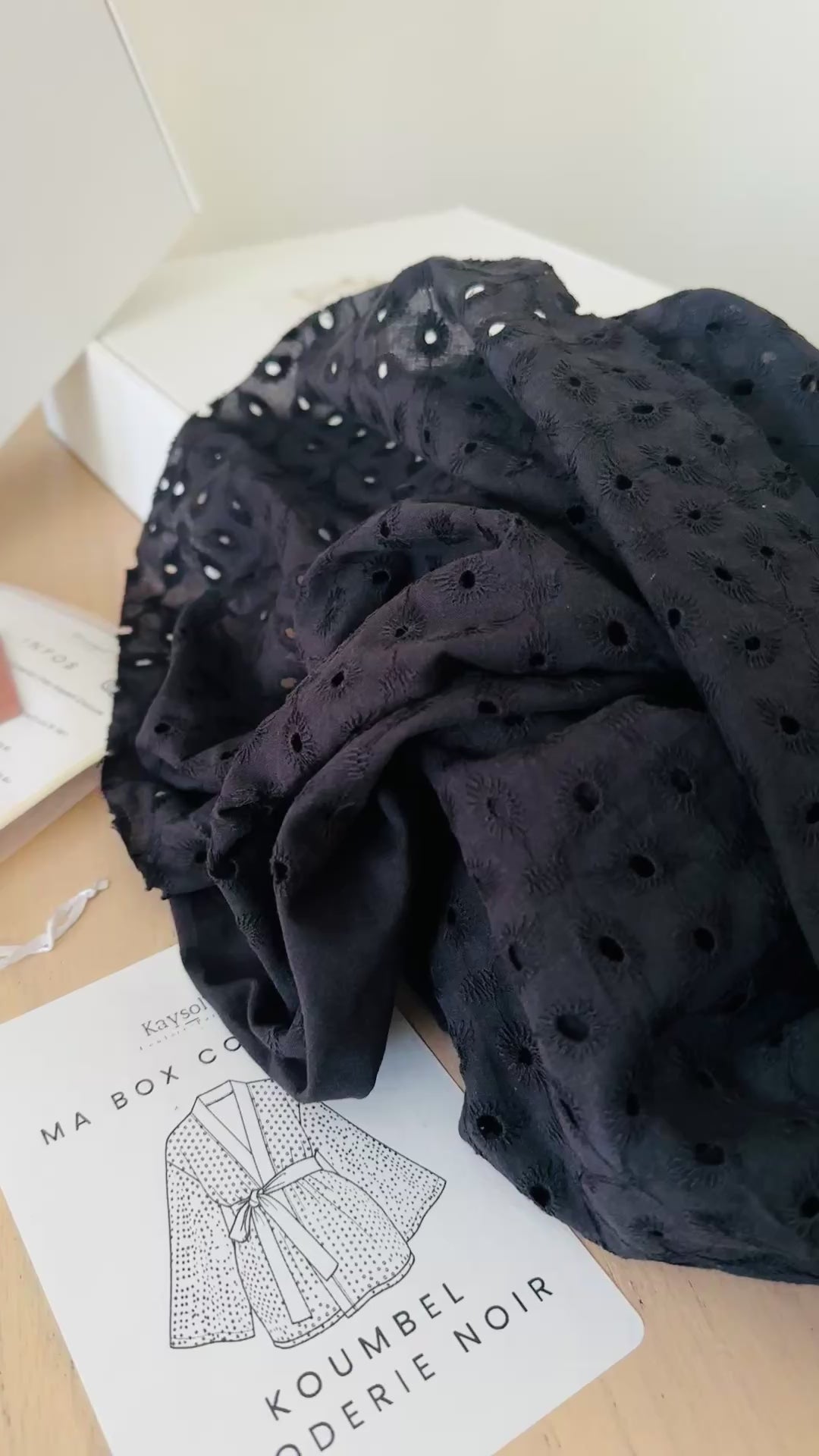 Cousez le kimono KOUMBEL en broderie anglaise noire 100% coton. Box complète avec tissu, patron du 34 au 56, accessoires et vidéo tutorielle.