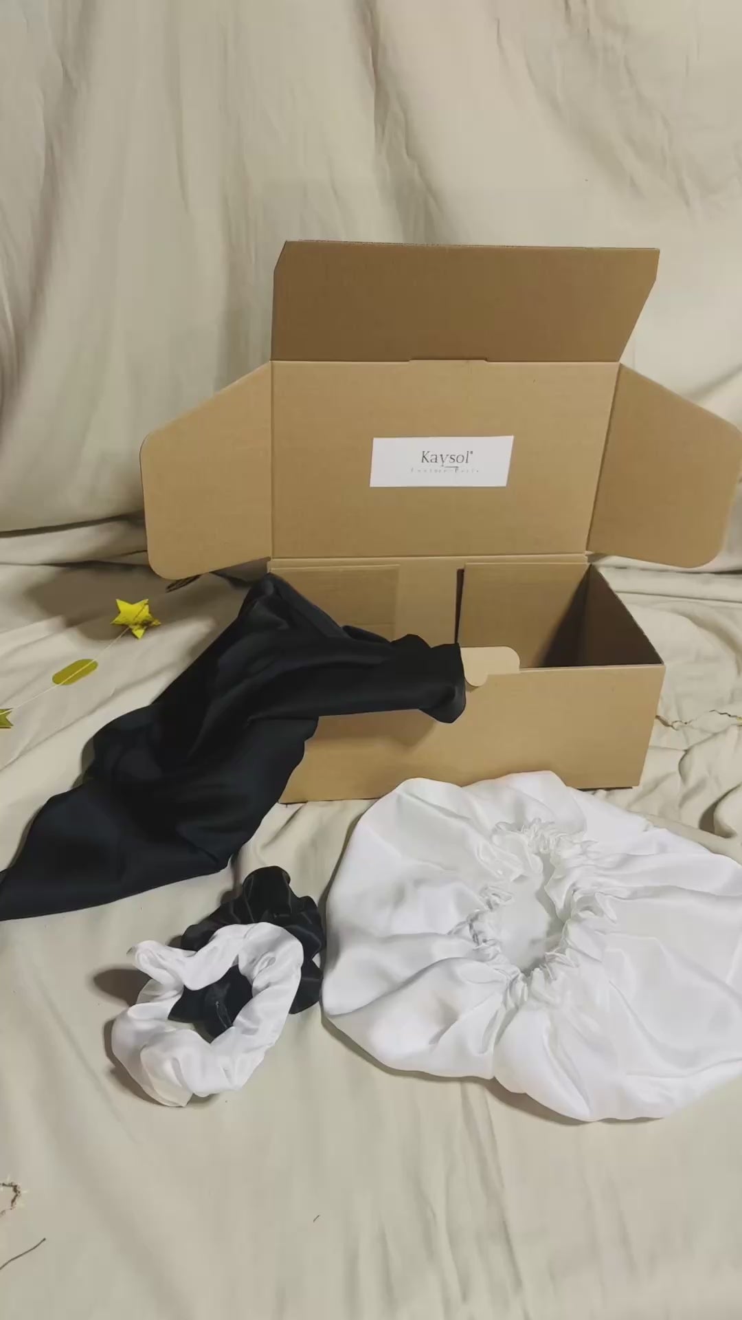 Coffret | 100 % Soie de mûrier | Taie en Soie | Bonnet et Chouchous assorti | Noir/creme