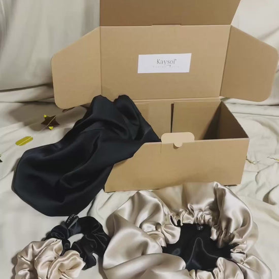 Coffret soie de mûrier noir beige avec taie 22 mommes, bonnet 19 mommes et deux chouchous assortis.
