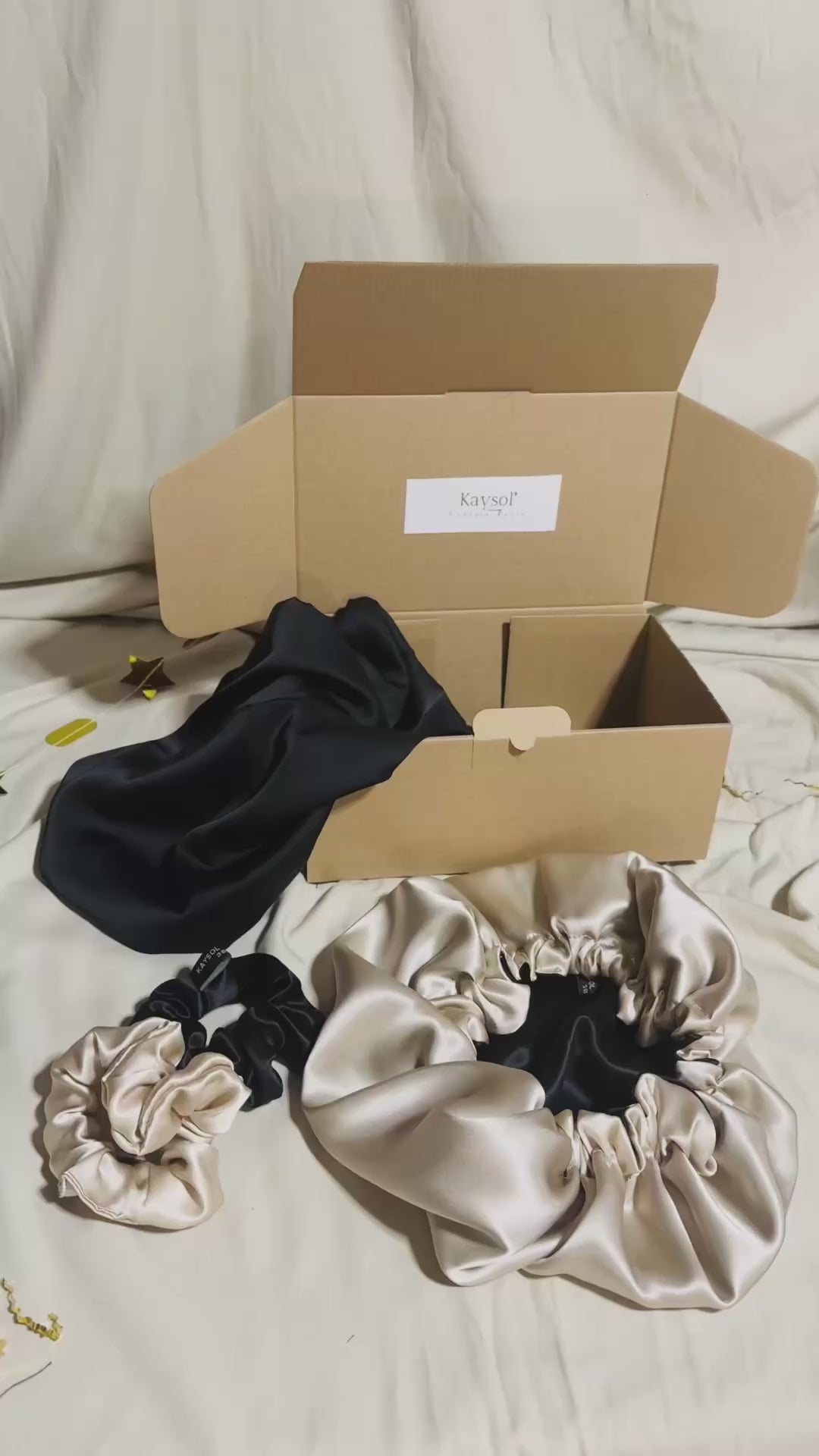 Coffret soie de mûrier noir beige avec taie 22 mommes, bonnet 19 mommes et deux chouchous assortis.