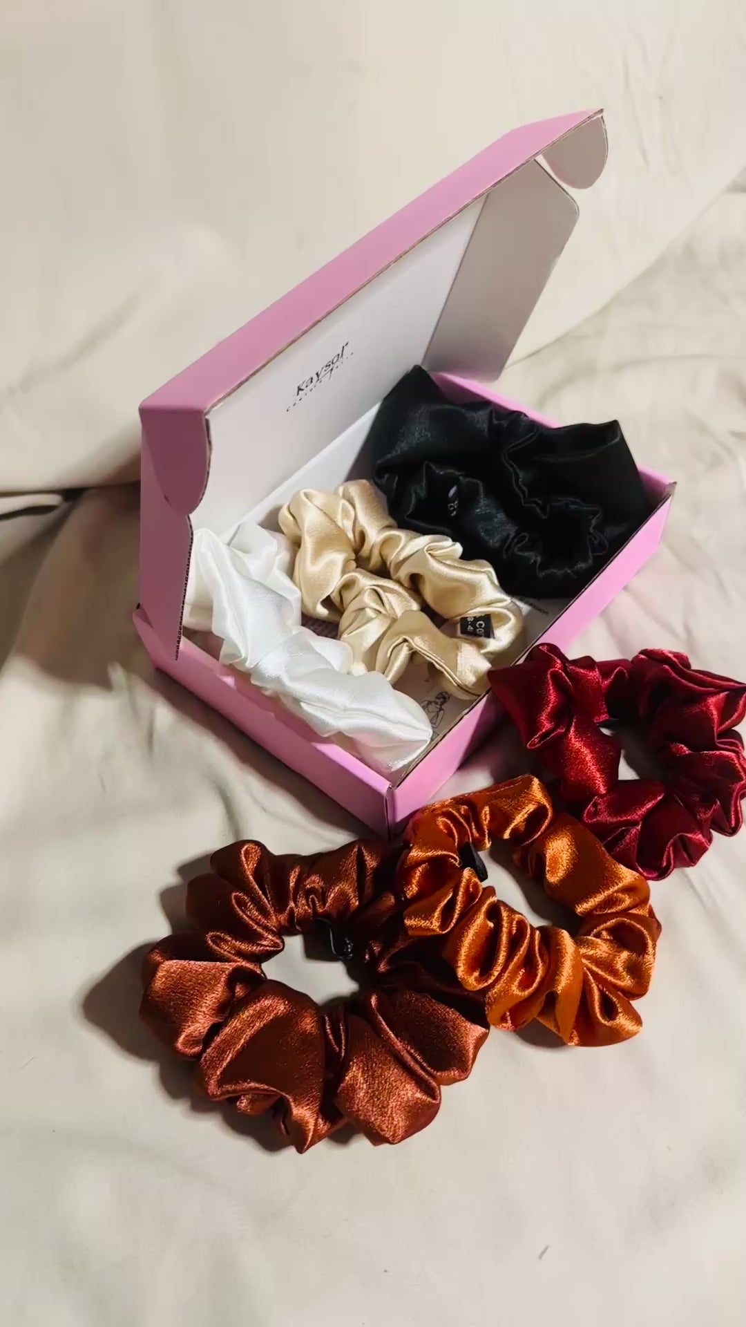 Coffret 6 chouchous en satin premium nuance brun. Protège les cheveux, limite la casse et apporte élégance et brillance. Livraison internationale.