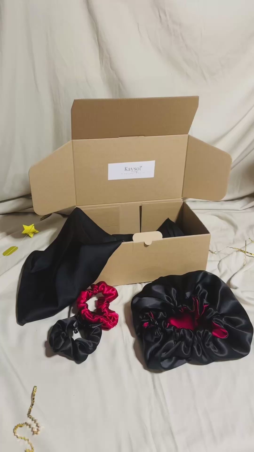 Coffret | 100 % Soie de mûrier | Taie en Soie | Bonnet et Chouchous assorti | Noir/Bordeaux