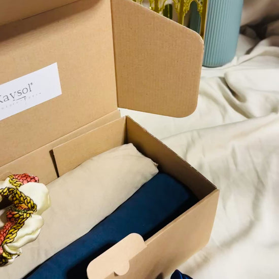 Coffret cadeau femme comprenant deux foulards en jersey beige et marine avec lot de chouchous en satin premium assortis.
