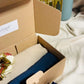 Coffret cadeau femme comprenant deux foulards en jersey beige et marine avec lot de chouchous en satin premium assortis.