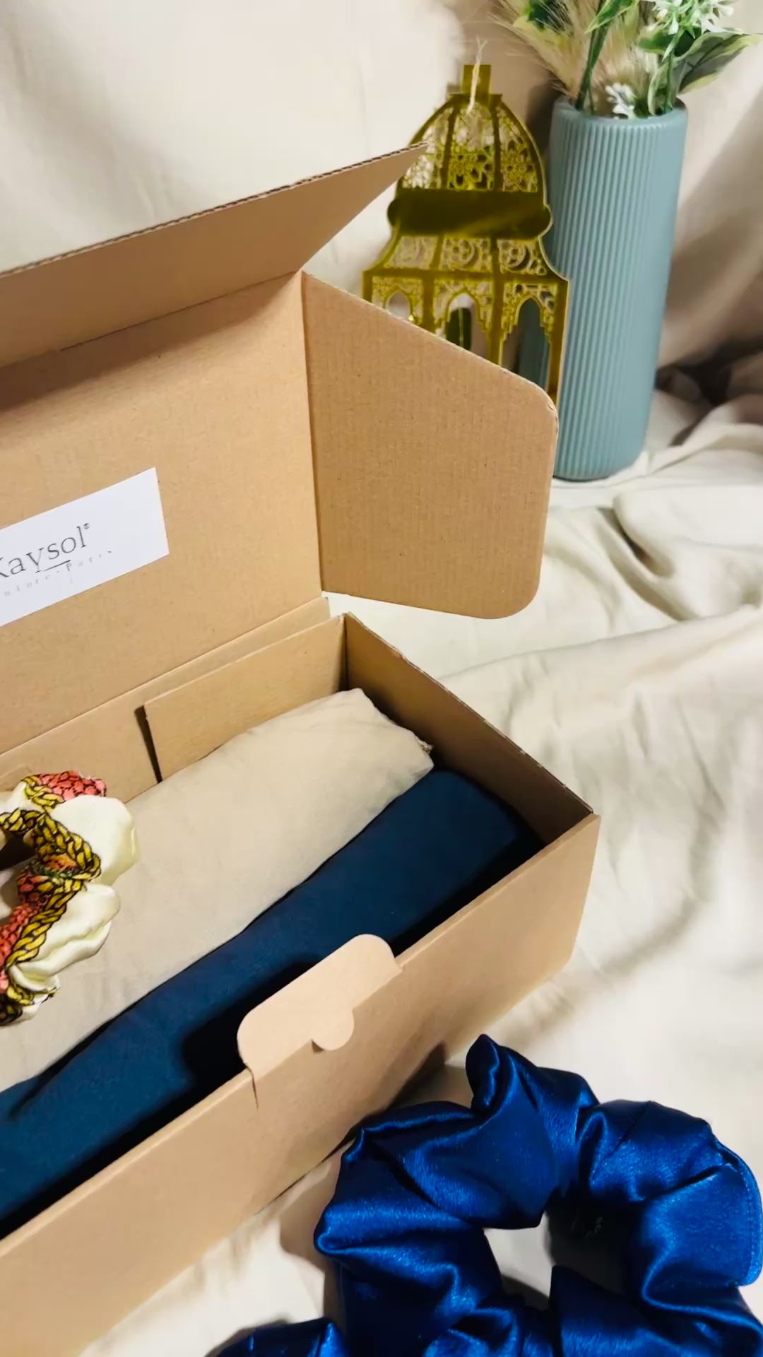 Coffret cadeau femme comprenant deux foulards en jersey beige et marine avec lot de chouchous en satin premium assortis.