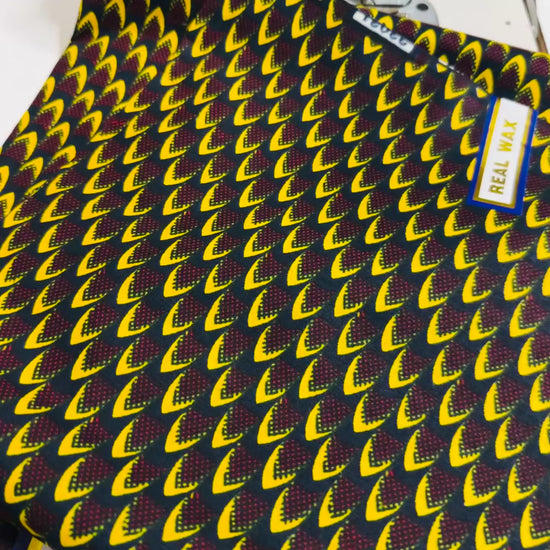 Tissu Wax africain, motif écailles jaunes et bordeaux sur fond noir – coupon 3 yards.