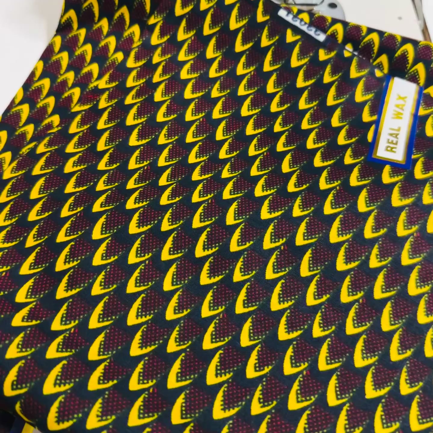 Tissu Wax africain, motif écailles jaunes et bordeaux sur fond noir – coupon 3 yards.