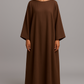 Robe Malia marron chocolat en crêpe lin, longue, fluide, avec manches cape. Taille unique ajustable. Élégante, idéale pour l’été ou des occasions spéciales.