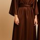 Robe Nayla longue en satin brillant coupe chauve-souris avec ceinture torsadée, idéale pour mariage, demoiselle d’honneur, cérémonie ou tenue Aïd – Kaysol Couture.