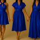 Trois mannequins présentent la robe Infinity satin bleu roi en trois longueurs différentes (genou, mi-mollet, longue) sur fond beige. Chaque robe est nouée dans un style distinct, mettant en valeur la brillance du satin et la coupe plissée fluide.