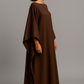 Robe Malia marron chocolat en crêpe lin, longue, fluide, avec manches cape. Taille unique ajustable. Élégante, idéale pour l’été ou des occasions spéciales.