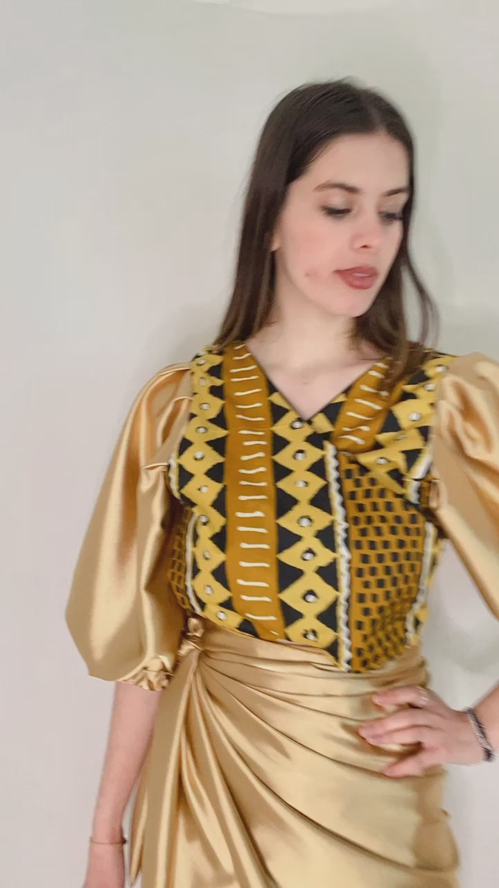Video shooting photo, model ensemble en wax, ensemble en satin et wax, beige champagne, blouse et jupe portefeuille, tenue de cérémonie africaine
