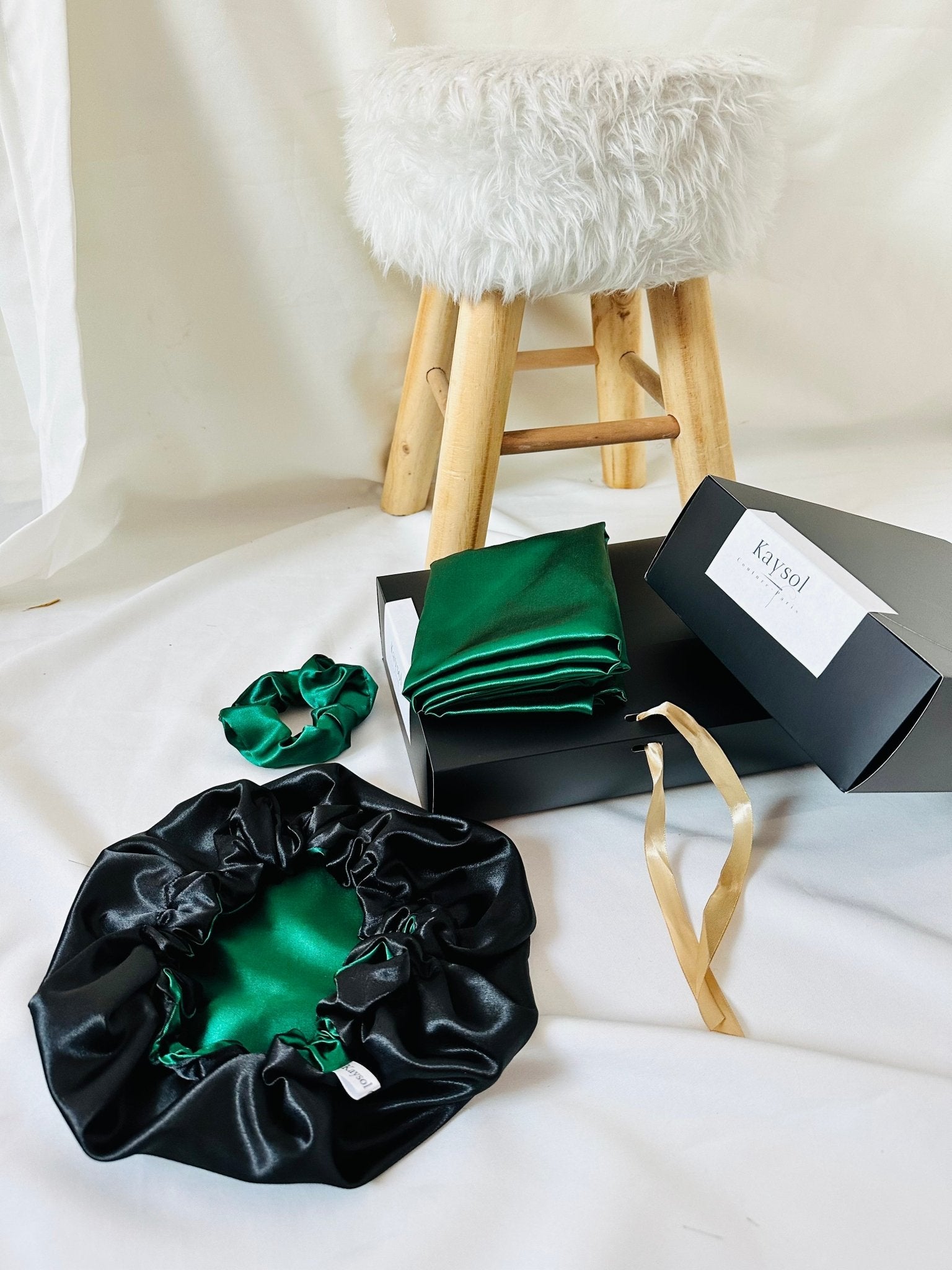 Box Emeraude - Taie d’oreiller en Satin - Bonnet en satin et chouchou assorti - Vert émeraude et noir - Kaysol Couture
