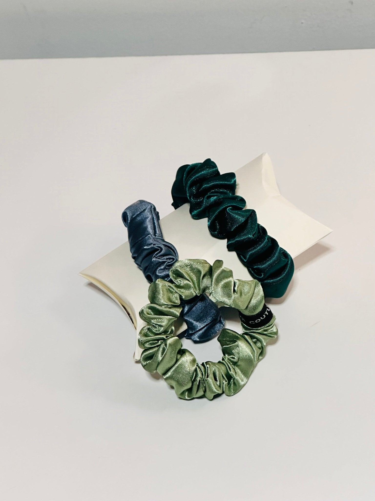 Idée cadeau Mignon et Pratique - Boite avec 3 Scrunchies en Satin soie Luxe - Kaysol Couture