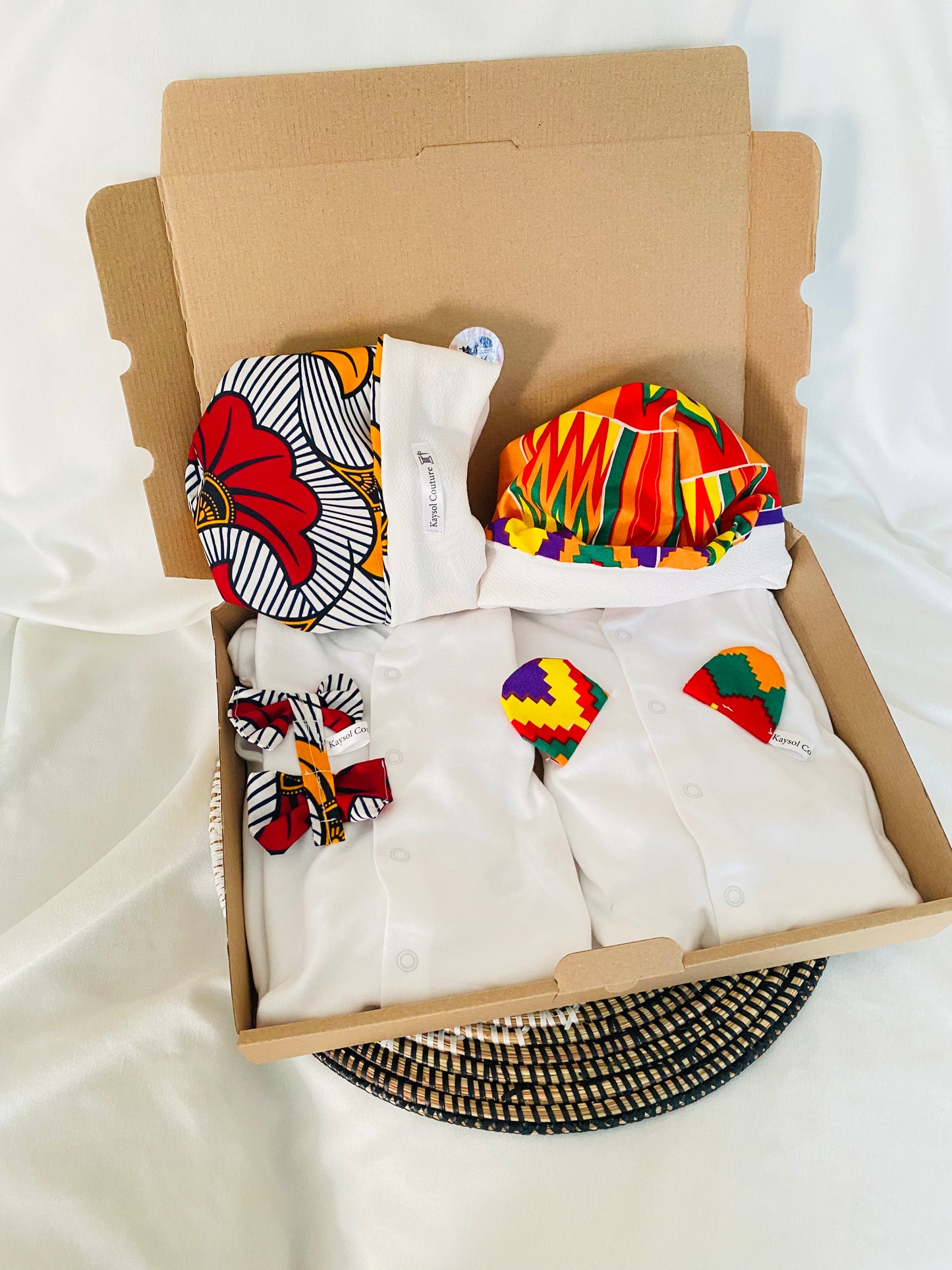 pyjama bebe avec bonnet assorti- c'est une création artisanale de la marque Kaysol Couture - Pyjama blanc en coton doux et motifs africaines colorés- un cadeaux de naissance à personnaliser