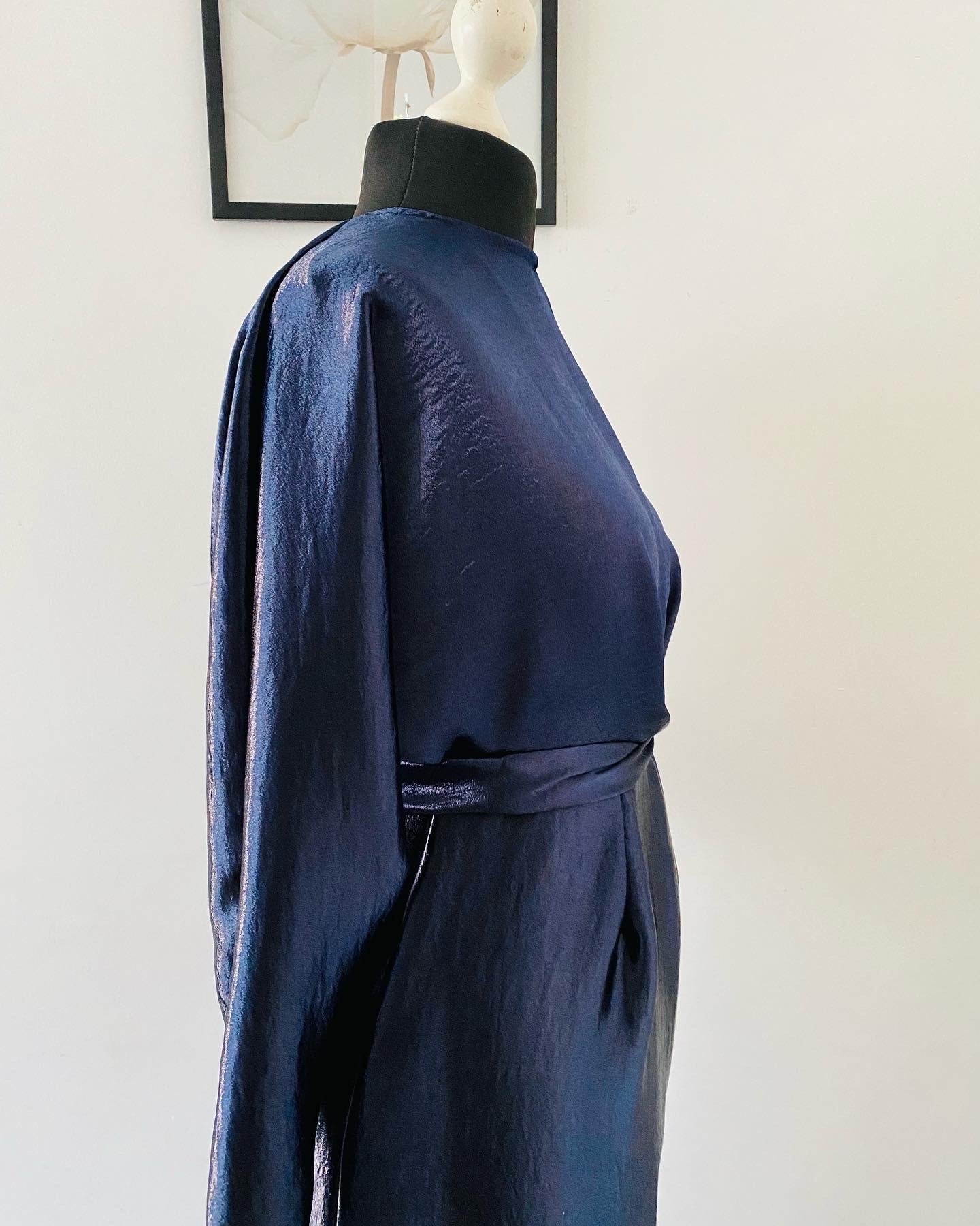 Robe demoiselle d’honneur manches longues - Robe Modest wear - En Satin bleu marine - Kaysol Couture