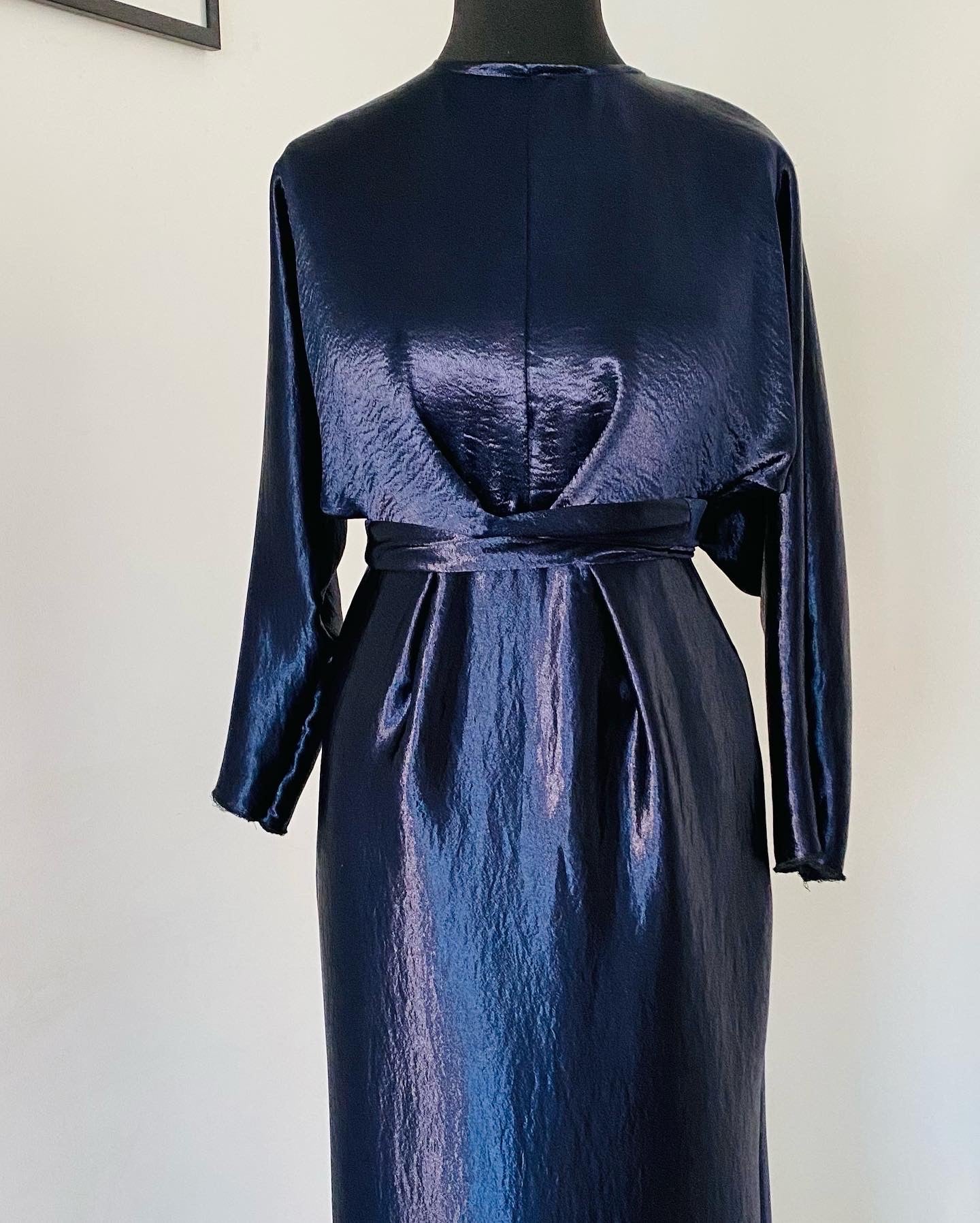 Robe demoiselle d’honneur manches longues - Robe Modest wear - En Satin bleu marine - Kaysol Couture